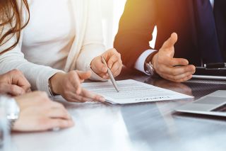 Foto: Durchsicht Vertrag